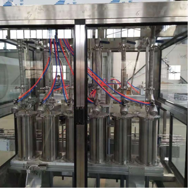 Cleaning of the liquid filling machine